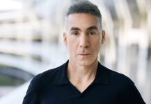 Dan Riccio, dirigeant historique d’Apple, quitte l’entreprise dan riccio apple 2024