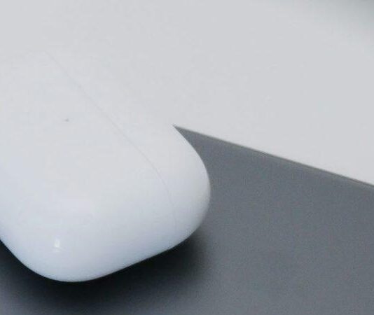 Charge inversée sans fil : l’iPhone 17 Pro en phase de test wireless reverse charging being tested in the iphone 17 pro.jpg