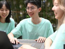 Apple investit 4M $ pour le développement d’applications en Chine apple donates 4m for chinese app development as tim cook visits deepseeks home town.jpg