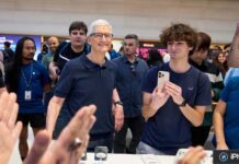 apple fifth avenue new york tim cook with customers and team members 240920.jpg