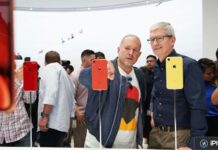 Jony Ive dévoile un produit IA qui pourrait révolutionner notre quotidien apple keynote tim cook and jony ive iphone xr 09122018.jpeg
