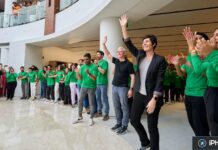 apple saket delhi india opening day ceo tim cook svp deirdre obrien.jpg.webp