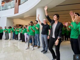 Deirdre O’Brien d’Apple classée parmi les 100 femmes les plus puissantes en affaires apple saket delhi india opening day ceo tim cook svp deirdre obrien.jpg.webp