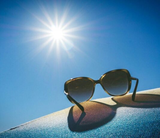 Apple envisagerait de lancer des lunettes connectées à la Ray-Ban de Meta d’ici 2027 apple smart glasses only make sense if two things are true.jpg