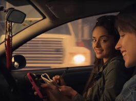 adolescents volant temps yeux rives telephone