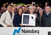 tim cook ouvre cloche nasdaq celebrer 50e anniversaire apple