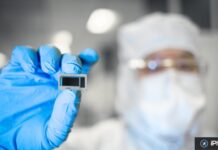 États-Unis : un nouveau droit de douane de 10 % pourrait toucher la chaîne d’approvisionnement d’Apple 68223 143803 65917 138146 intel chip worker xl xl