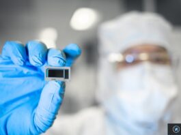 États-Unis : un nouveau droit de douane de 10 % pourrait toucher la chaîne d’approvisionnement d’Apple 68223 143803 65917 138146 intel chip worker xl xl