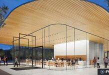 Apple Park Visitor Center : l’Exhibition Space ferme pendant des travaux, le reste reste ouvert Façade vitrée de l’Apple Park Visitor Center au crépuscule