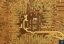 Apple signe 30 milliards de dollars avec Broadcom pour des puces produites aux États-Unis Gros plan d’une puce électronique et de circuits imprimés