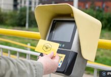 Apple préparerait l’ajout de la Bee Card dans Wallet pour les transports de Manchester Carte Bee Card approchée d’un valideur de transport