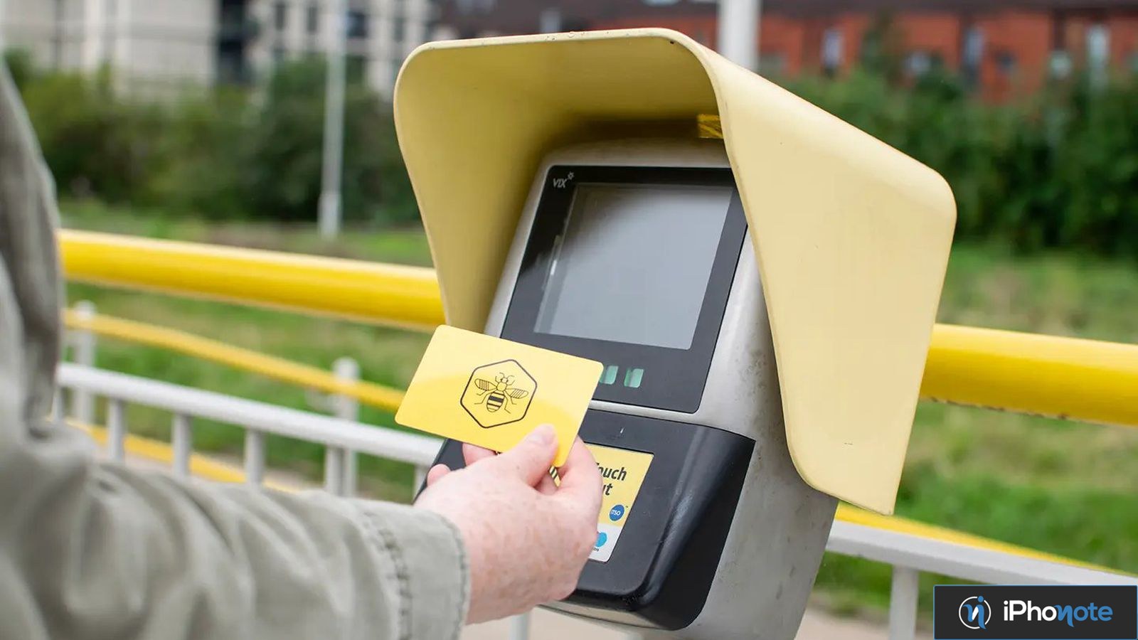 Carte Bee Card approchée d’un valideur de transport