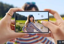 Personne photographiant avec un smartphone pliable en mode paysage