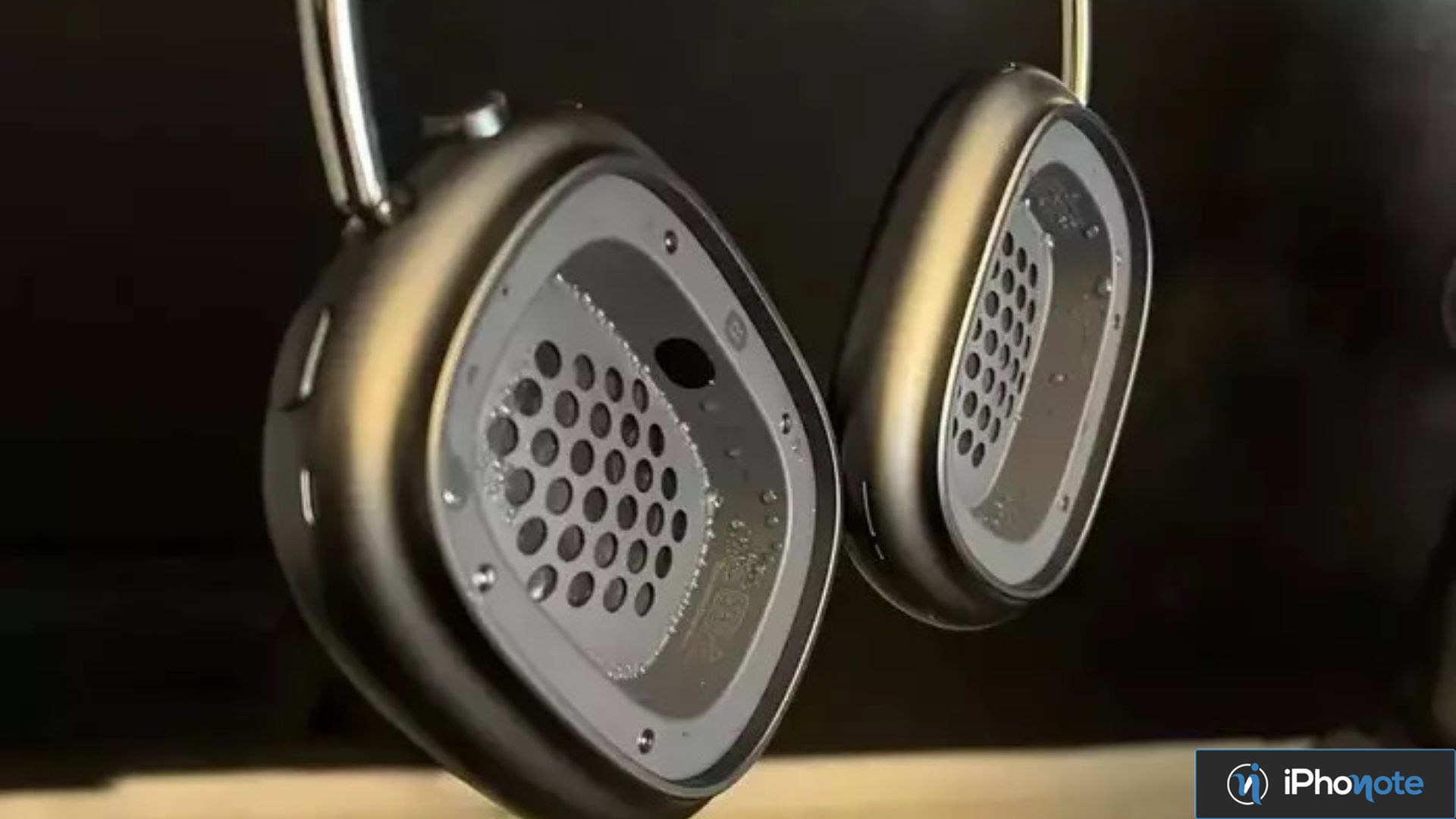 Casque Apple AirPods Max avec condensation visible dans les écouteurs
