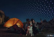 Campeurs prenant un selfie sous un ciel étoilé