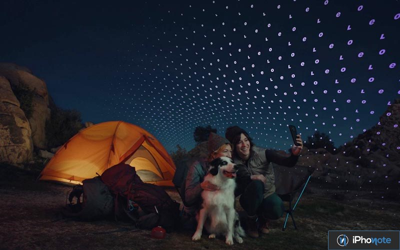 Campeurs prenant un selfie sous un ciel étoilé