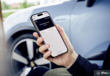 Apple travaillerait aussi sur des clés de voiture pour Škoda et SEAT Personne tenant un iPhone devant une voiture