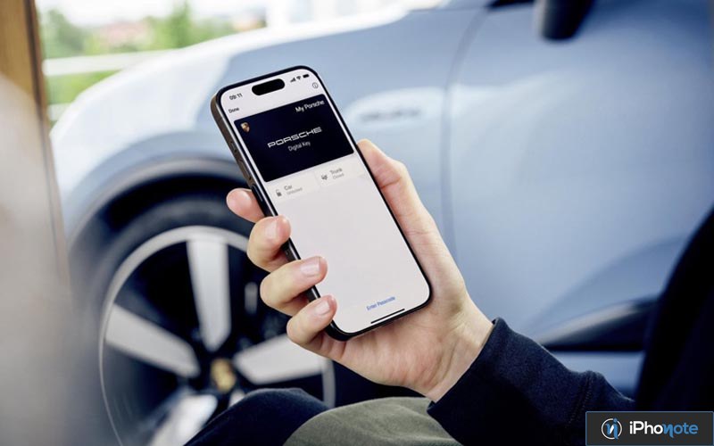 Personne tenant un iPhone devant une voiture