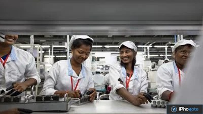 Ouvrières assemblant des composants dans une usine indienne