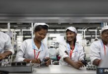Ouvrières assemblant des composants dans une usine indienne
