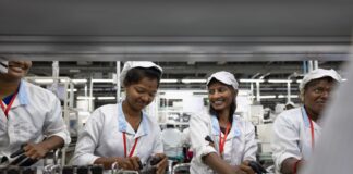 Ouvrières assemblant des composants dans une usine indienne