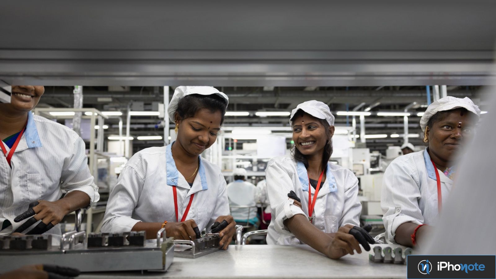 Ouvrières assemblant des composants dans une usine indienne