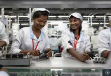 Ouvrières assemblant des composants dans une usine électronique