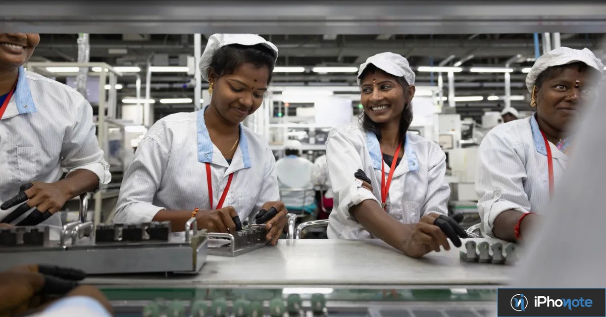 Ouvrières assemblant des composants dans une usine électronique