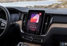 Intérieur d’une Volvo avec écran central Apple Music