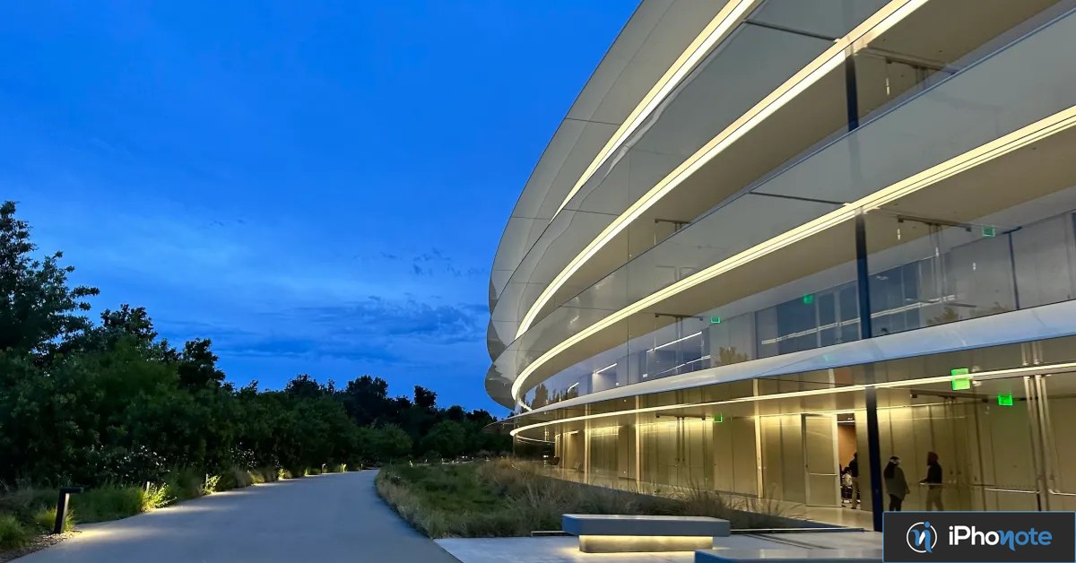 Siège d’Apple au crépuscule près d’un chemin arboré