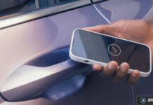 Car Keys pourrait bientôt arriver sur des SUV TANK de GWM Un iPhone près de la poignée d’une voiture pour la déverrouiller