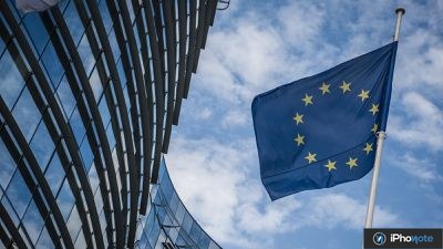 Drapeau de l’Union européenne devant un immeuble moderne