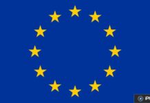 Trump vise les amendes européennes contre Apple et brandit de nouveaux droits de douane Drapeau de l’Union européenne avec étoiles jaunes