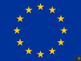 Trump vise les amendes européennes contre Apple et brandit de nouveaux droits de douane Drapeau de l’Union européenne avec étoiles jaunes
