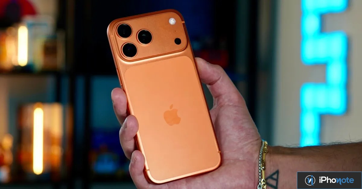 iPhone 17 Pro orange tenu en main, vu de dos