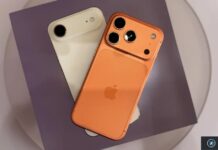 Deux iPhone posés sur une boîte violette