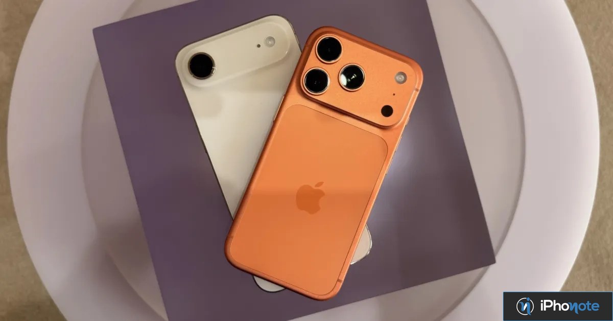 Deux iPhone posés sur une boîte violette