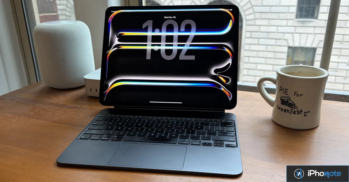 iPad Apple avec clavier sur un bureau