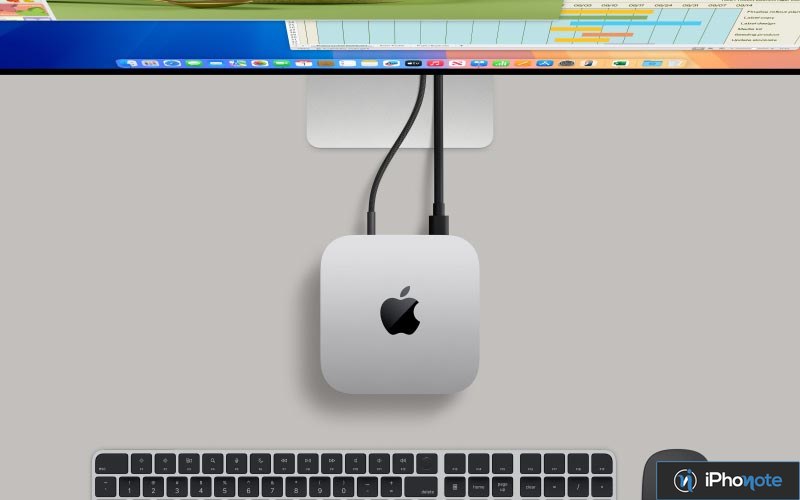 Mac mini Apple posé sous un écran