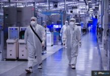Apple aurait évité des taxes massives en promettant plus aux États-Unis Employés en combinaison dans une usine de semi-conducteurs