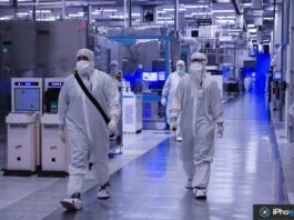 Employés en combinaison dans une usine de semi-conducteurs