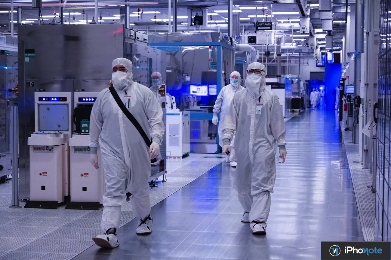Employés en combinaison dans une usine de semi-conducteurs