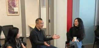 Employés Apple discutant dans un bureau