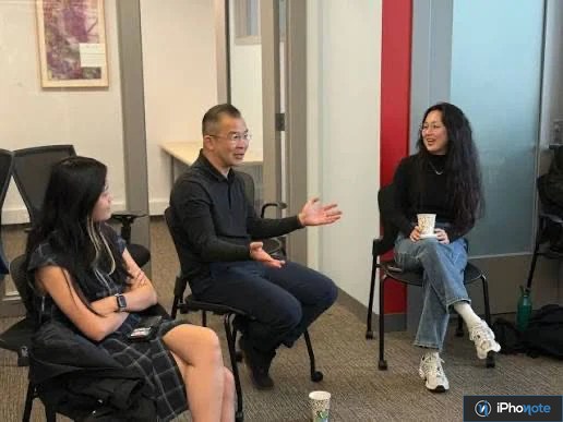 Employés Apple discutant dans un bureau
