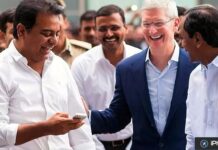 Tim Cook et des responsables indiens discutent en souriant