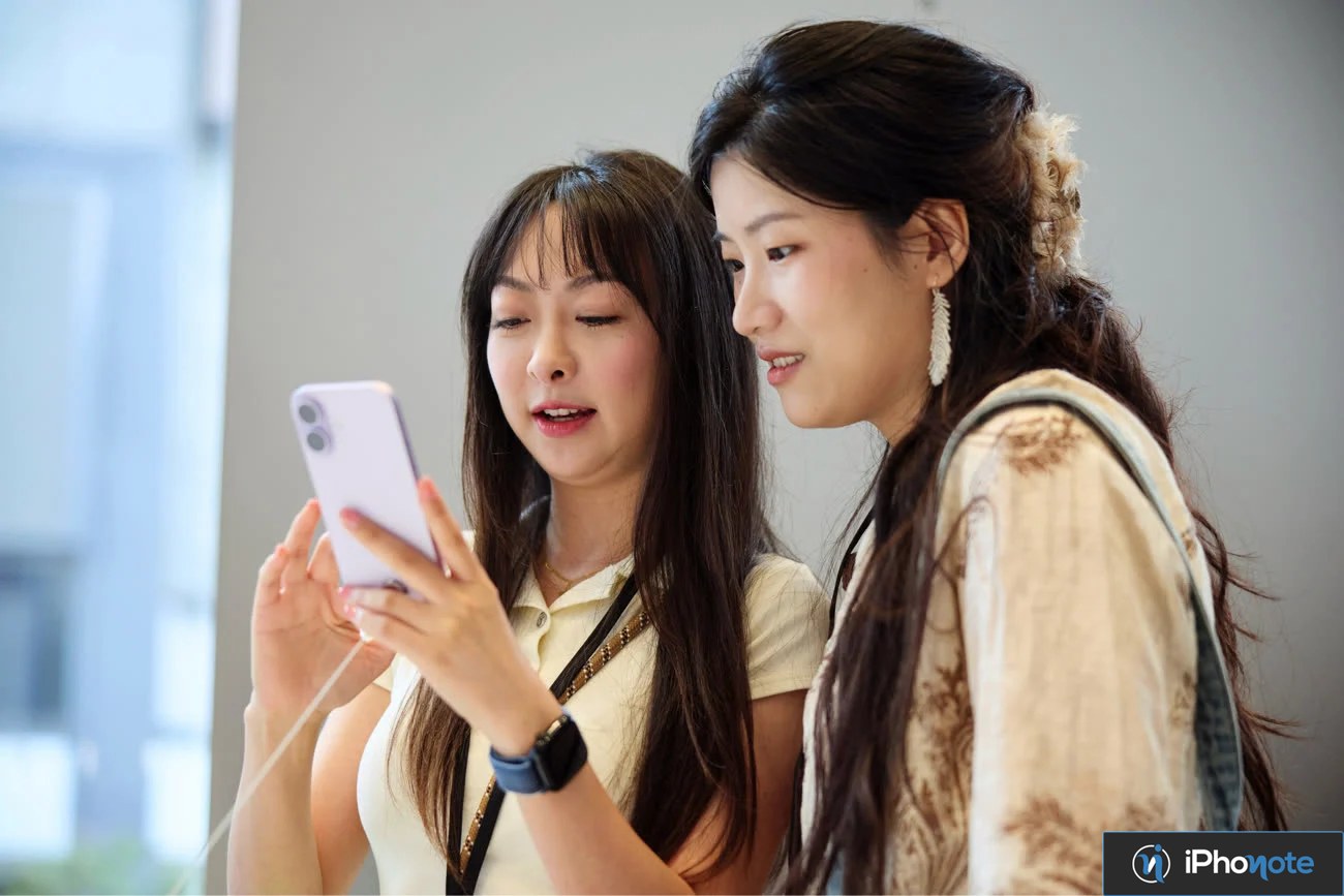 Deux femmes regardent un smartphone dans un magasin