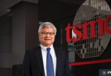 PDG de TSMC devant le logo de l’entreprise