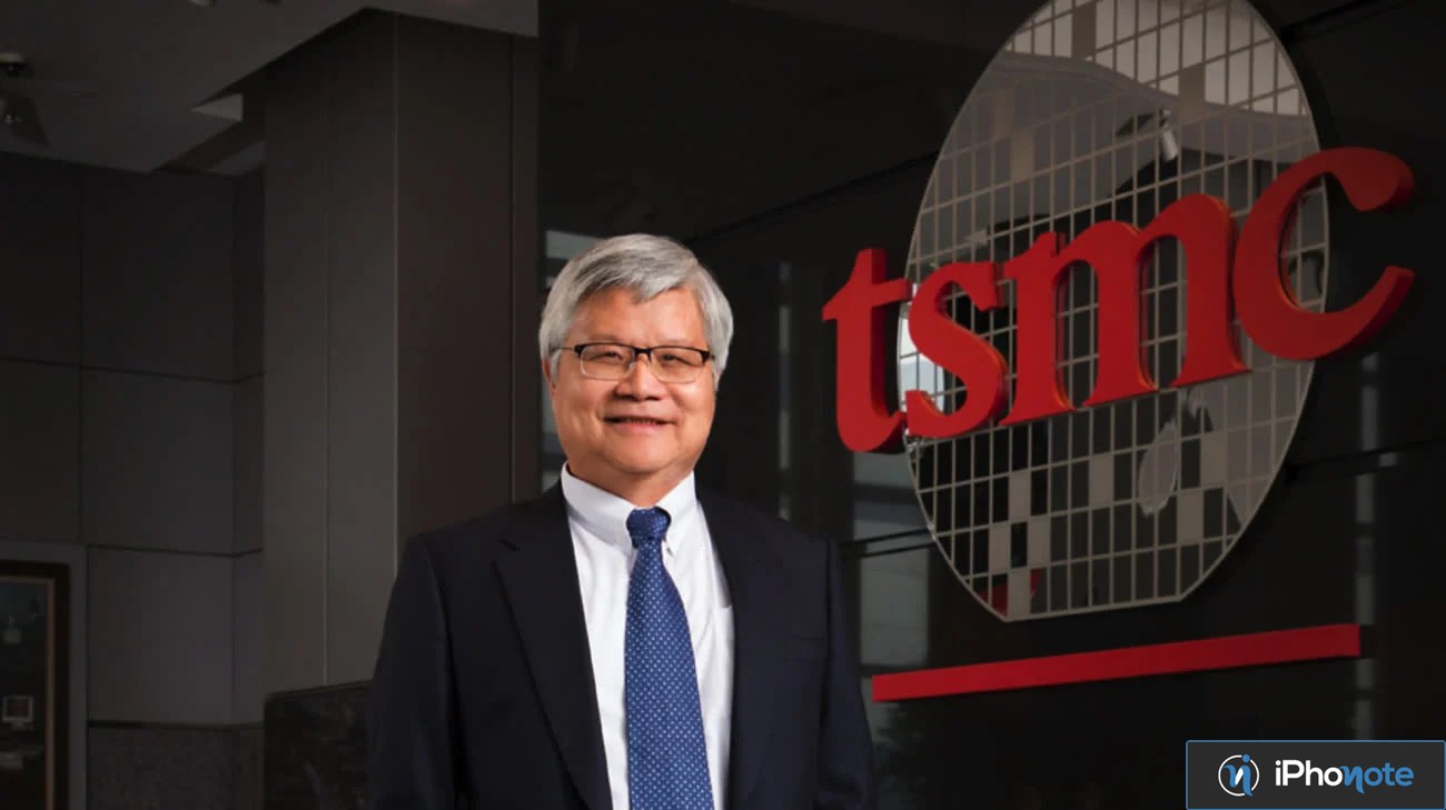 PDG de TSMC devant le logo de l’entreprise