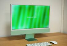 iMac avec écran de bienvenue sur un bureau