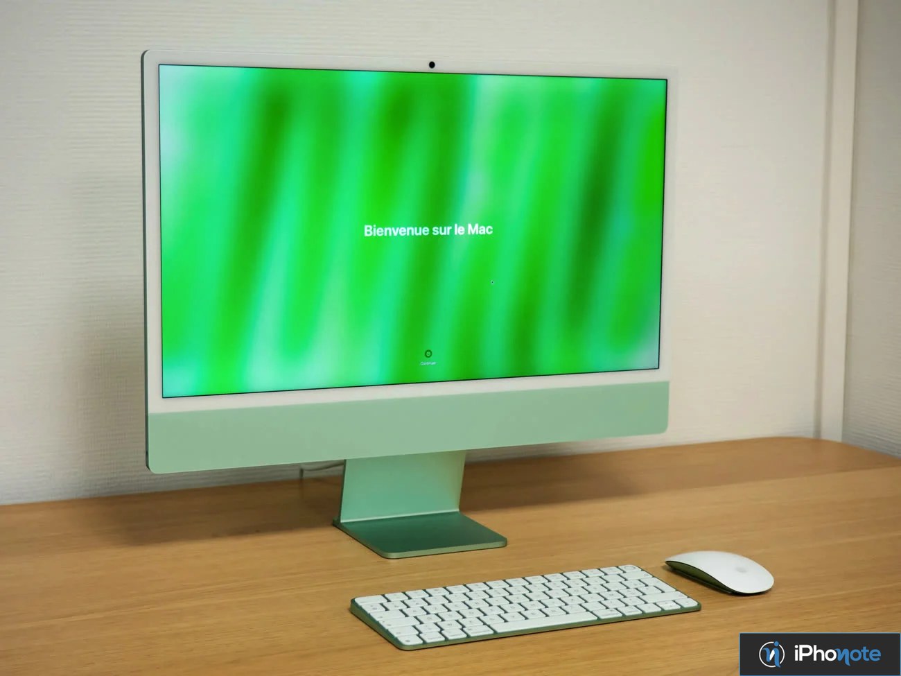 iMac avec écran de bienvenue sur un bureau
